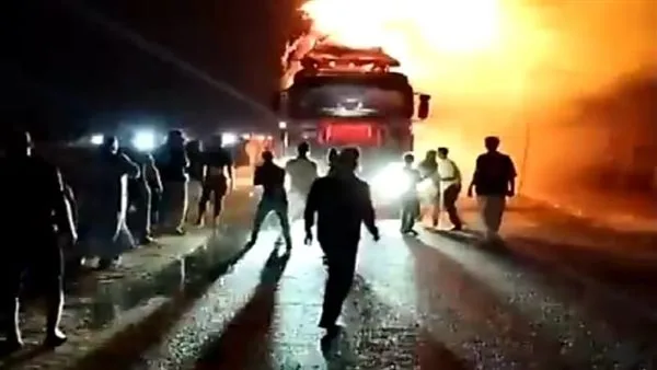 لهيب ناري: إخماد حريق سيارة نقل تحمل التبن على طريق السويس لهيب ناري: إخماد حريق سيارة نقل تحمل التبن على طريق السويس