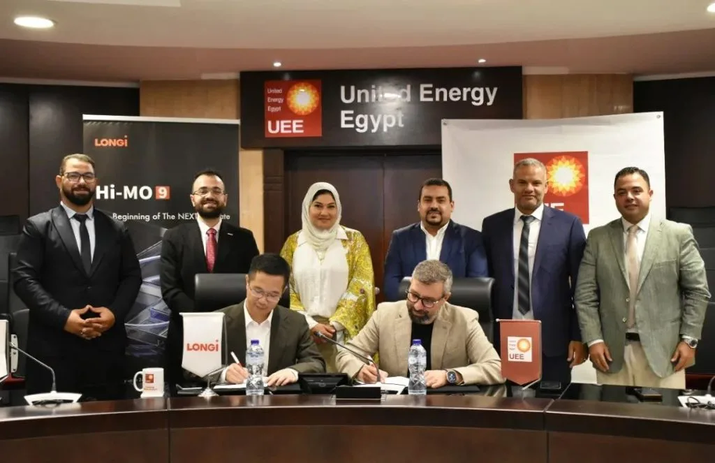 «لونجي» توقع اتفاقية مع «يونايتد إنرجي» لتنفيذ نظام طاقة شمسية هجينة بقدرة 20 ميجاوات في مصر «لونجي» توقع اتفاقية مع «يونايتد إنرجي» لتنفيذ نظام طاقة شمسية هجينة بقدرة 20 ميجاوات في مصر