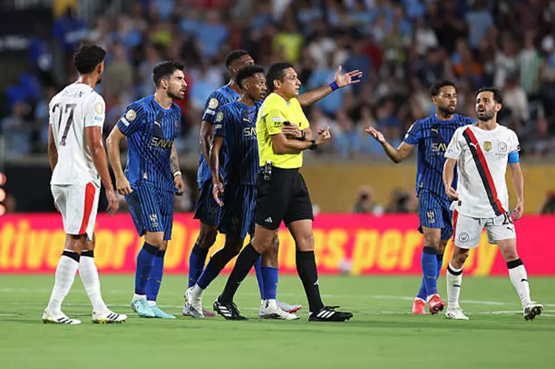 “ليس لمسة يد”: حكم مباراة الهلال ومانشستر سيتي يوضح سبب احتساب هدف سيلفا (صورة)
