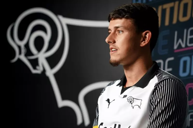 ليفربول يمدد عقد نجمه الشاب ويوفر له فرصة التألق في دوري الدرجة الأولى