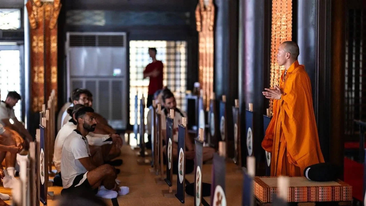 ما الذي يفعله محمد صلاح في معبد البوذية؟ ما الذي يفعله محمد صلاح في معبد البوذية؟