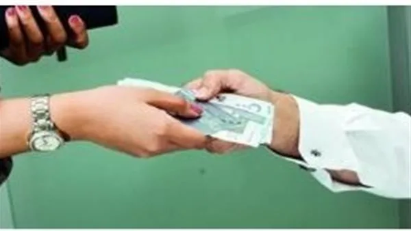 ما هو الحكم في منح الزوجة أموالًا لوالدتها بدون علم الزوج؟