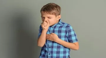 ما هي العوامل والأعراض المرتبطة بالتهاب الرئة عند الأطفال؟