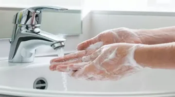 ما هي المخاطر الناتجة عن الإفراط في غسل اليدين؟