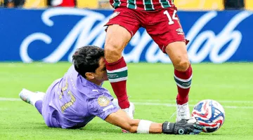 مالكوم يتشاجر مع أحد مشجعي الهلال بعد هزيمة فلومينينسي (فيديو)