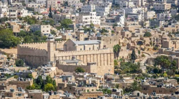 مبادرة شيوخ الخليل: كيف تستغل إسرائيل العشائر لتفكيك القضية الفلسطينية؟
