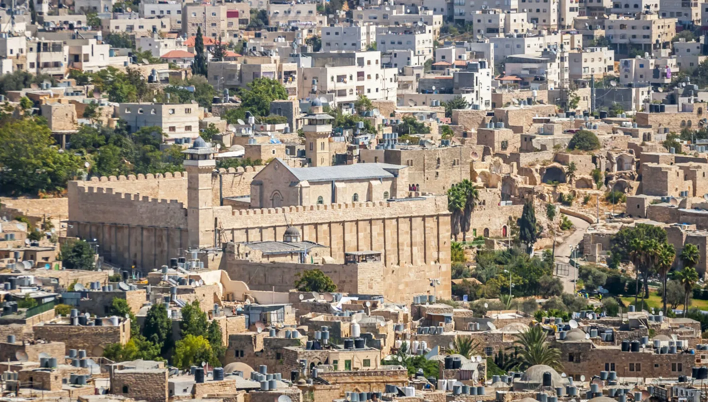 مبادرة شيوخ الخليل: كيف تستغل إسرائيل العشائر لتفكيك القضية الفلسطينية؟