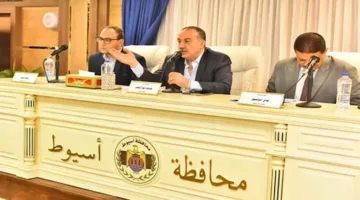 محافظ أسيوط يشرف على اجتماع المجلس التنفيذي لمراجعة قضايا الخدمات والتنمية