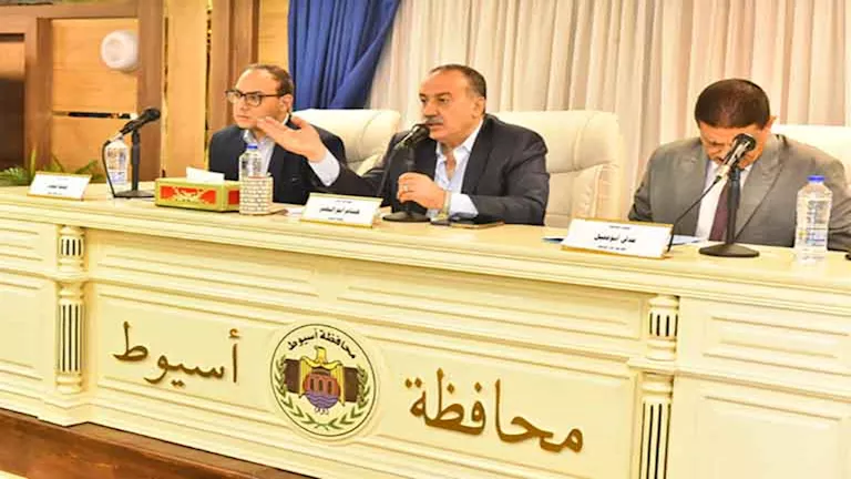 محافظ أسيوط يشرف على اجتماع المجلس التنفيذي لمراجعة قضايا الخدمات والتنمية