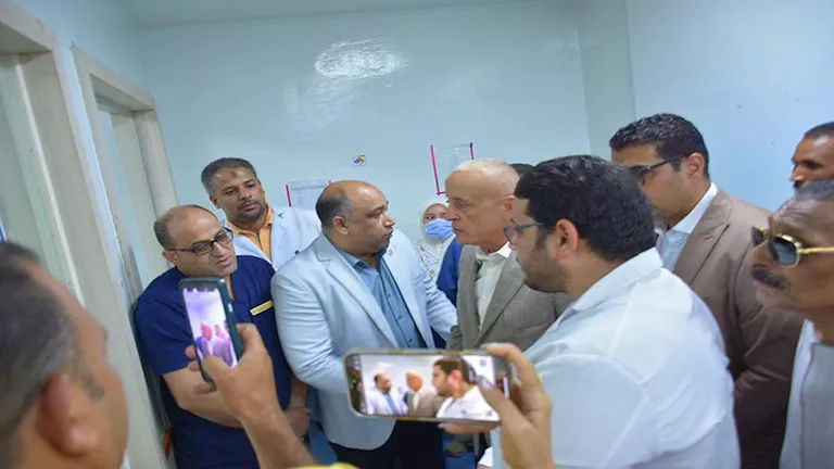 محافظ الأقصر يتفقد حالة عامل مصاب في مشروع صرف العضايمة (صور)