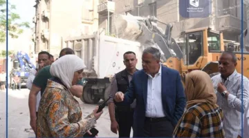 محافظ الإسكندرية يراقب آثار انهيار بعض أجزاء مبنى في منطقة العطارين