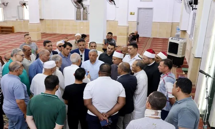 محافظ الإسماعيلية يؤدي صلاة الجمعة في مسجد عمر بن الخطاب محافظ الإسماعيلية يؤدي صلاة الجمعة في مسجد عمر بن الخطاب