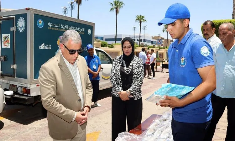 محافظ الإسماعيلية يراقب جهود الأجهزة التنفيذية لتوفير الأسماك والمواد الأساسية. محافظ الإسماعيلية يراقب جهود الأجهزة التنفيذية لتوفير الأسماك والمواد الأساسية.