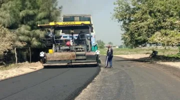 محافظ البحيرة يشرف على تنفيذ رصف طريق الكليات في الدلنجات