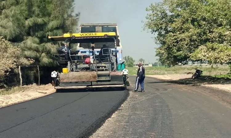 محافظ البحيرة يشرف على تنفيذ رصف طريق الكليات في الدلنجات محافظ البحيرة يشرف على تنفيذ رصف طريق الكليات في الدلنجات