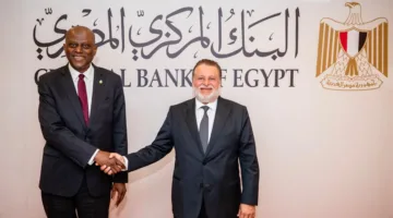 محافظ البنك المركزي يرافق نظيره النيجيري في جولة داخل دار طباعة النقود