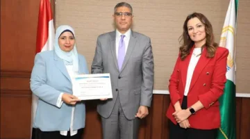 محافظ الجيزة يكرم 7 موظفين حصلوا على شهادات دراسات عليا