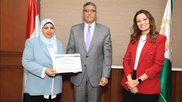 محافظ الجيزة يكرم 7 موظفين حصلوا على شهادات دراسات عليا