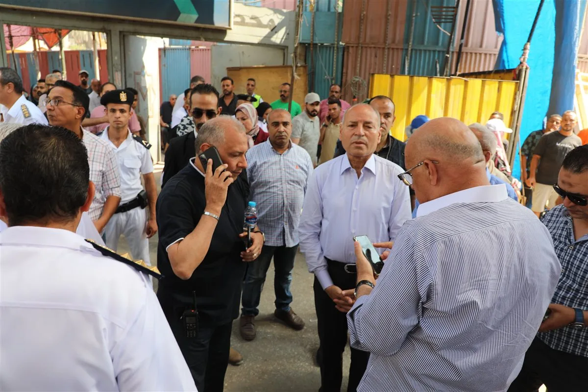 محافظ القاهرة يشرف على عملية نقل الباعة المتجولين من الأزبكية إلى جراج العتبة محافظ القاهرة يشرف على عملية نقل الباعة المتجولين من الأزبكية إلى جراج العتبة