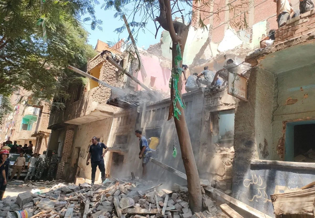 محافظ القاهرة يطلع على آخر التطورات في حادث انهيار العقار بحي مصر القديمة محافظ القاهرة يطلع على آخر التطورات في حادث انهيار العقار بحي مصر القديمة