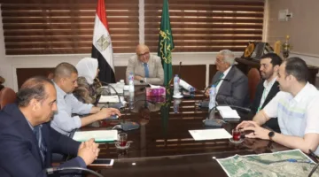 محافظ القليوبية ومساعد وزيرة التنمية المحلية يناقشان آخر تطورات المرحلة الرابعة من مشروع “ممشى أهل مصر” في بنها