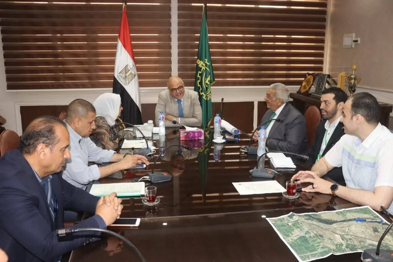 محافظ القليوبية ومساعد وزيرة التنمية المحلية يناقشان آخر تطورات المرحلة الرابعة من مشروع “ممشى أهل مصر” في بنها