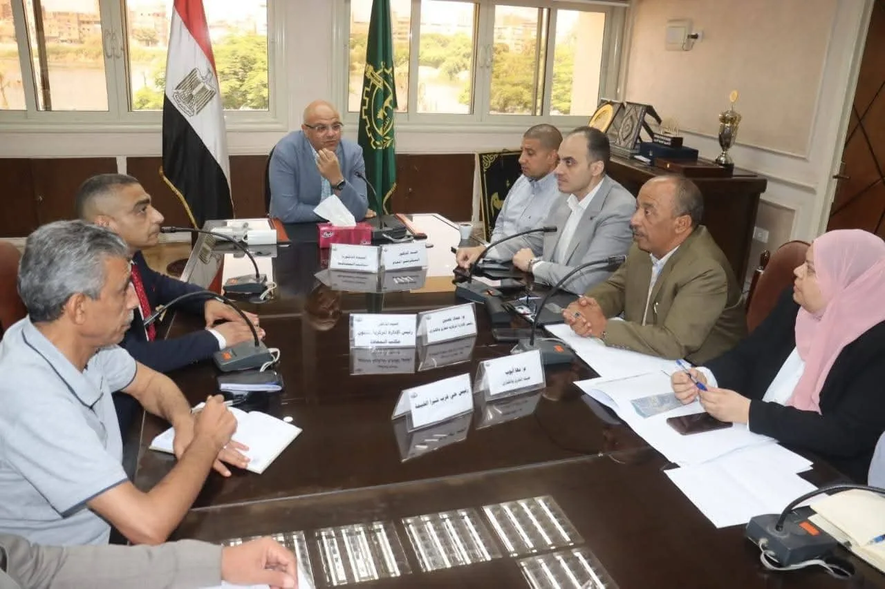 محافظ القليوبية يجتمع بمسؤولين لمراجعة تقدم مشروع تطوير طريق الجمهورية بشارع أحمد عرابي في حي غرب شبرا الخيمة