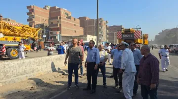 محافظ القليوبية يراقب حركة جسر المشاة في طوخ بعد تصادم بلدوزر مع كسّاحة