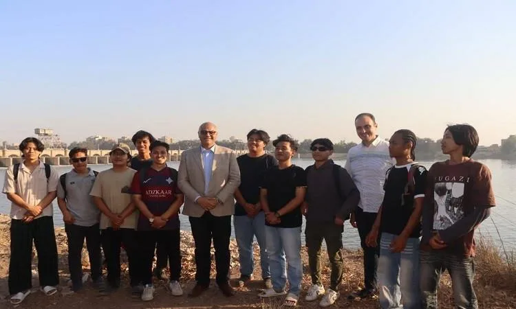 محافظ القليوبية يلتقي بزوار أجانب أثناء زيارته للقناطر الخيرية محافظ القليوبية يلتقي بزوار أجانب أثناء زيارته للقناطر الخيرية