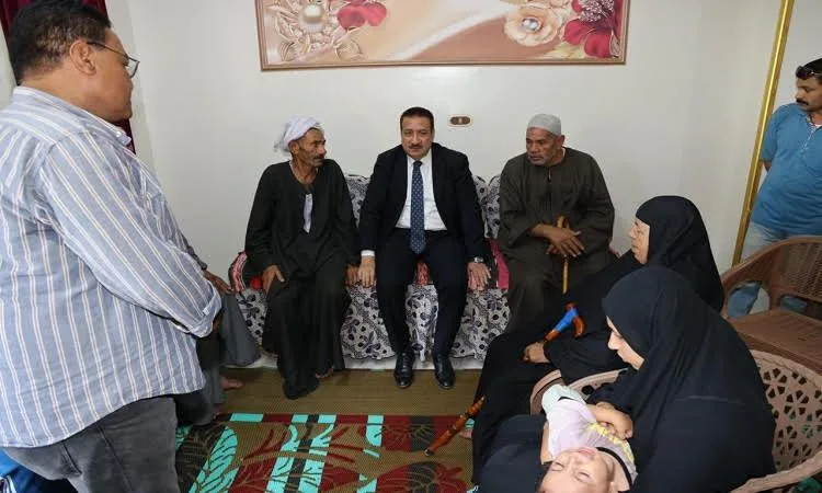محافظ المنوفية يعزي عائلة سائق التوك توك الذي توفي نتيجة الأحوال الجوية السيئة محافظ المنوفية يعزي عائلة سائق التوك توك الذي توفي نتيجة الأحوال الجوية السيئة