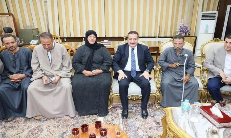 محافظ المنوفية يهدى سائقة حادث الإقليمي ميكروباصاً جديداً