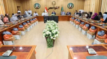 محافظ المنوفية يوزع مساعدات مالية وعينية على أكثر من 50 حالة إنسانية
