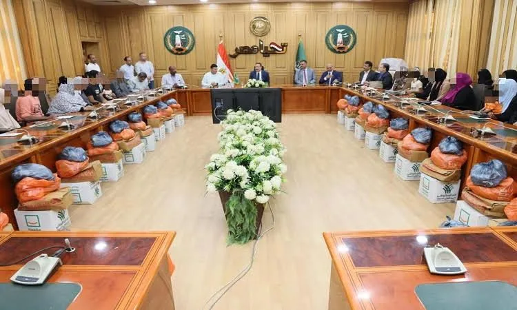 محافظ المنوفية يوزع مساعدات مالية وعينية على أكثر من 50 حالة إنسانية