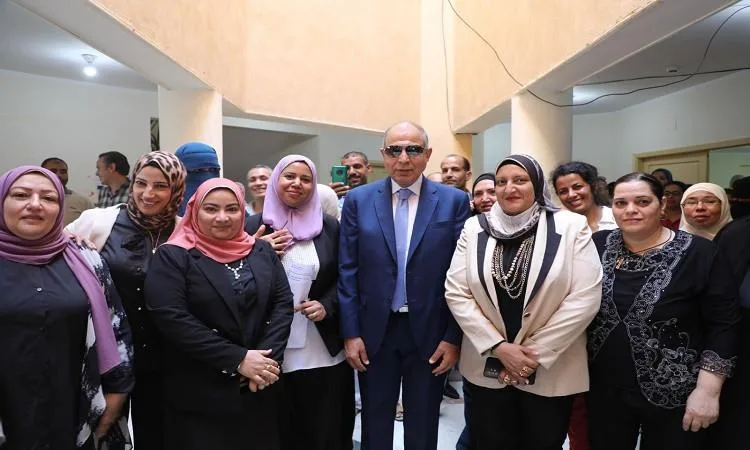 محافظ المنيا يزور قافلة طبية متكاملة في مركز خدمات المرأة والطفل