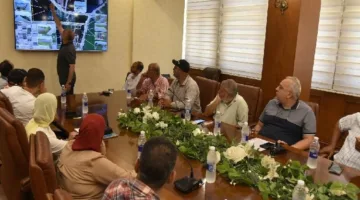 محافظ بورسعيد يقدم عرضاً حول تنفيذ عمليات إزالة التعديات على ممتلكات الدولة