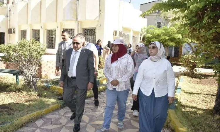 محافظ بورسعيد يوجه بتحسين وتطوير مكتبة الأطفال في حي الشرق. محافظ بورسعيد يوجه بتحسين وتطوير مكتبة الأطفال في حي الشرق.