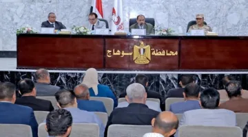 محافظ سوهاج يستعرض قضايا التقنين ومبادرة حياة كريمة خلال اجتماع المجلس التنفيذي