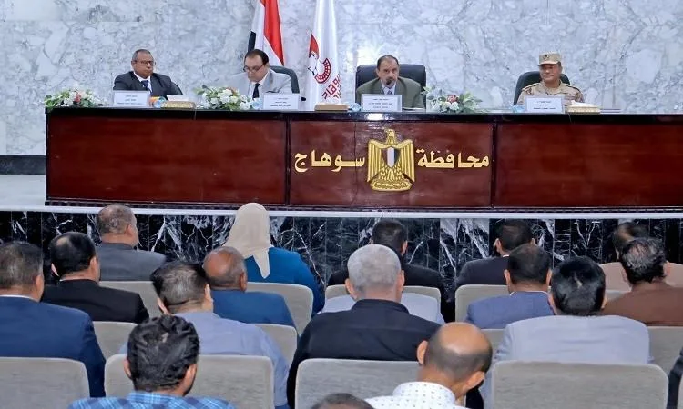 محافظ سوهاج يستعرض قضايا التقنين ومبادرة حياة كريمة خلال اجتماع المجلس التنفيذي محافظ سوهاج يستعرض قضايا التقنين ومبادرة حياة كريمة خلال اجتماع المجلس التنفيذي