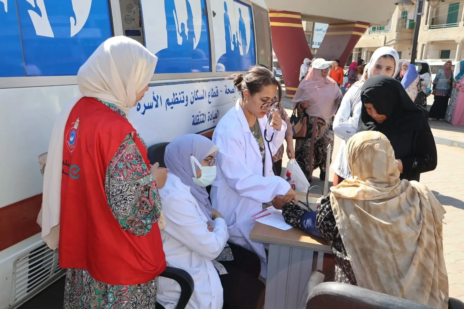 محافظ سوهاج يطلق مبادرة “100 يوم صحة” لتوسيع نطاق الرعاية الصحية المجانية.