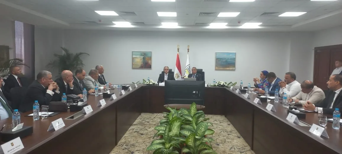 محافظ سيناء يقدم رؤية التنمية الشاملة في المدينة والمشاريع الجارية فيها