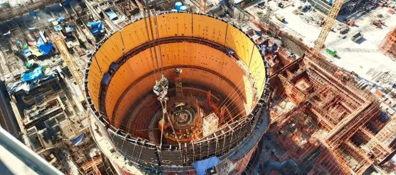 محطات الطاقة النووية: اكتمال تركيب المستوى الثالث لوعاء المفاعل الثاني في الضبعة محطات الطاقة النووية: اكتمال تركيب المستوى الثالث لوعاء المفاعل الثاني في الضبعة