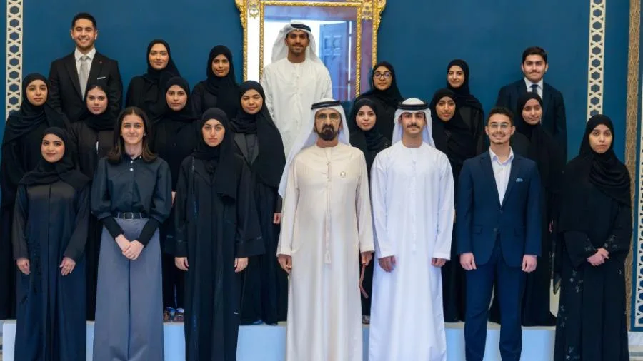 محمد بن راشد خلال لقائه بأوائل الثانوية العامة: نهنئكم على هذا الإنجاز.. أنتم المجموعة المميزة التي نفخر بها. محمد بن راشد خلال لقائه بأوائل الثانوية العامة: نهنئكم على هذا الإنجاز.. أنتم المجموعة المميزة التي نفخر بها.