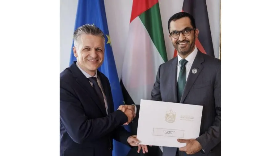 محمد بن زايد يرسل رسالة مكتوبة إلى المستشار الألماني تتعلق بالعلاقات الثنائية. محمد بن زايد يرسل رسالة مكتوبة إلى المستشار الألماني تتعلق بالعلاقات الثنائية.