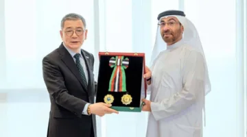 محمد بن زايد يكرّم السفير الكوري بوسام الاستقلال من الدرجة الأولى