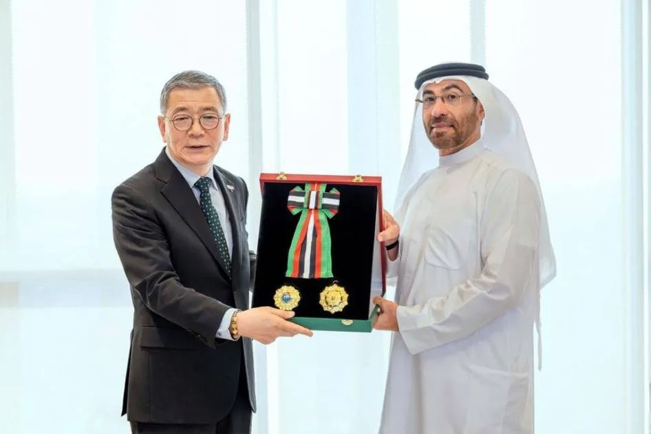 محمد بن زايد يكرّم السفير الكوري بوسام الاستقلال من الدرجة الأولى محمد بن زايد يكرّم السفير الكوري بوسام الاستقلال من الدرجة الأولى