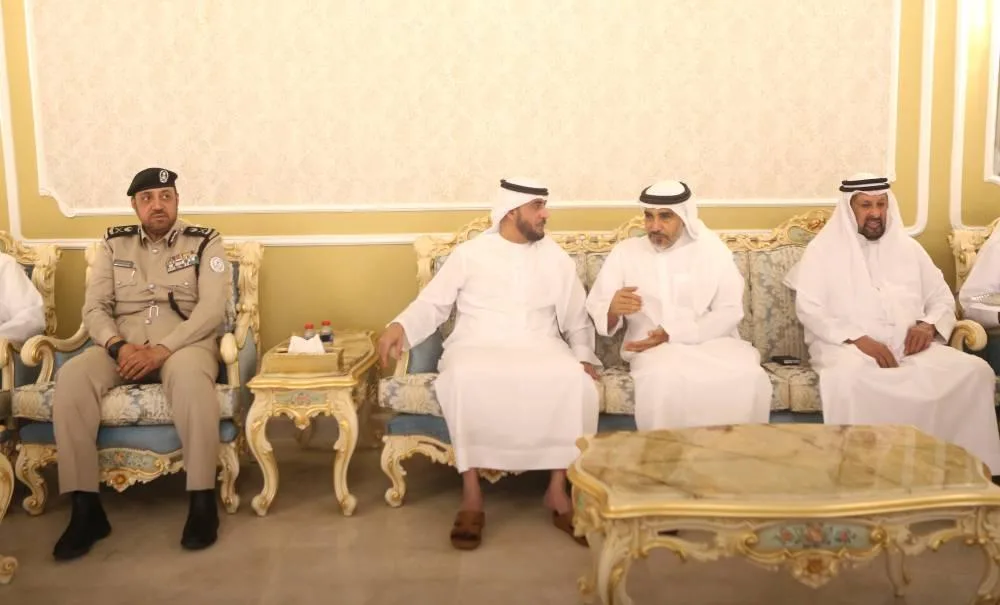 محمد بن سعود والشيوخ يقدمون التعازي في رحيل فاطمة المزروع محمد بن سعود والشيوخ يقدمون التعازي في رحيل فاطمة المزروع