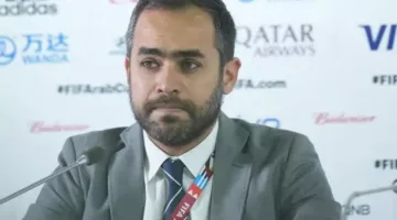 محمد ثابت يقدم استقالته من وظيفته في الأهلي.