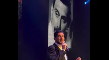محمد خيري يتأثر ويبكي أثناء أداء زياد الرحباني على المسرح: “تساءل الناس” (فيديو)