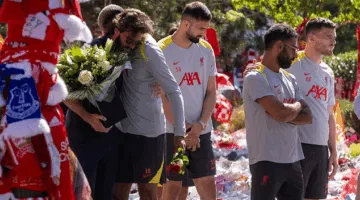 محمد صلاح ورفاقه يقدمون التعازي لزوجة جوتا