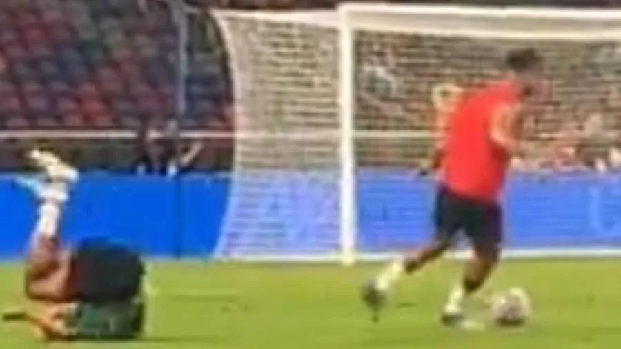 محمد صلاح يتصدر الأخبار بعد إسقاطه دياز محمد صلاح يتصدر الأخبار بعد إسقاطه دياز